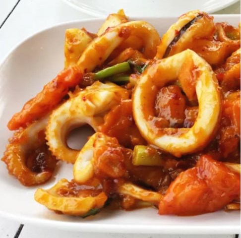 Sedap banget, resep ini dijamin ngabisin nasi kamu deh. Yuk, coba buat tumis cumi tomat pedas. (Foto: Dok. Endeus TV)
