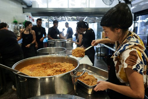 Potret Saling Bantu di Tengah Kesengsaraan Warga Lebanon