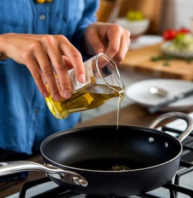 Kadar nilai TPC dari minyak goreng telah melebihi 25%, dinyatakan tidak lagi aman untuk dikonsumsi. Ilustrasi Freepik