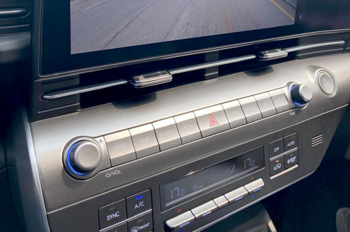 Keberadaan Tombol Fisik Jadi Bagian Keselamatan Berkendara