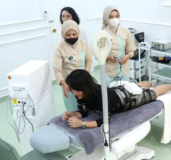 Pasien sedang menjalani treatment Wonder Slimming, Foto_ BeautyXpert Clinic. Dok. Ist