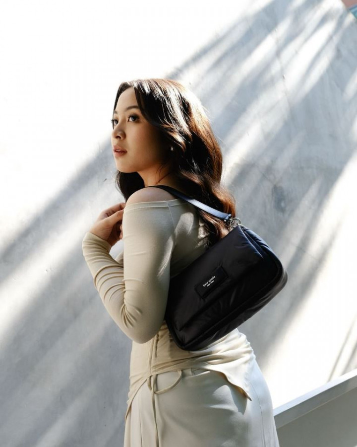 Bernadya Pukau Penggemar dengan OOTD Serba Putihnya yang Ikonis!