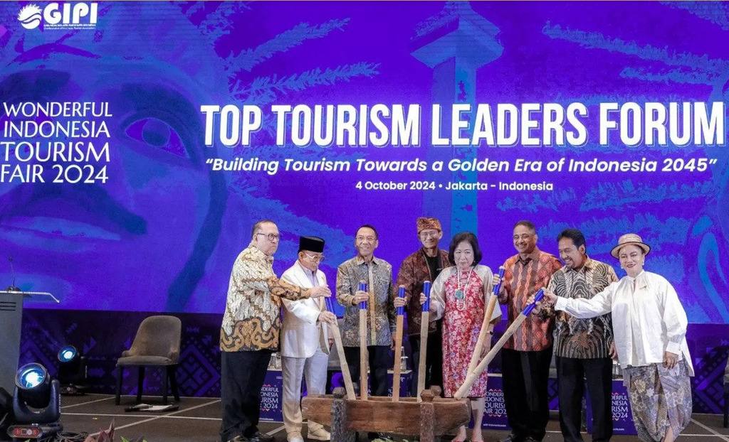 Didampingi para mantan Menteri Pariwisata, Menparekraf Sandiaga menutup acara WITF 2024. Dok. Kemenparekraf