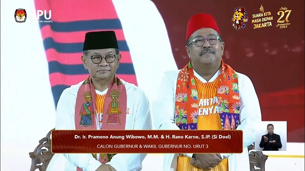 Pramono-Rano Tampil di Debat dengan Atribut Oranye Ciri Khas Jakmania