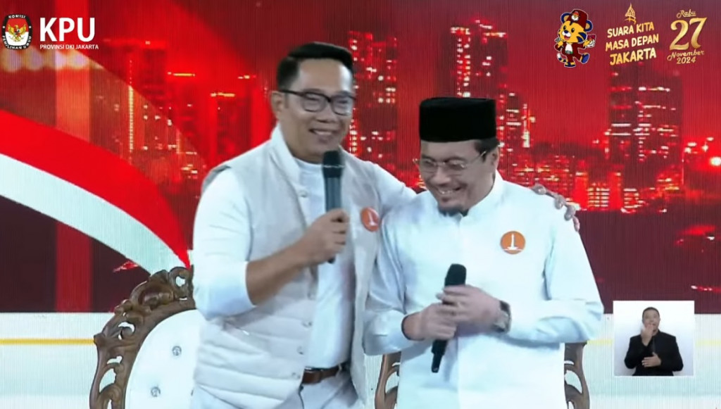 Momen Suswono Gagal Selesaikan Pantun Gegara Waktu Habis, Sampai Dipeluk RK
