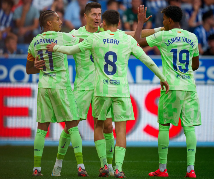 Hattrick Lewandowski Bawa Barca Hancurkan Alaves