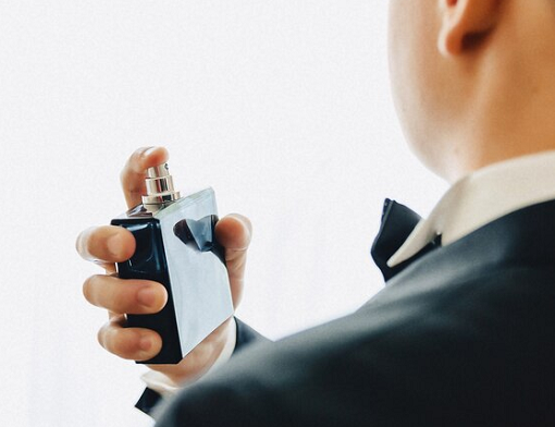 7 Rekomendasi Parfum Pria yang Bikin Wanita 'Nempel' Terus
