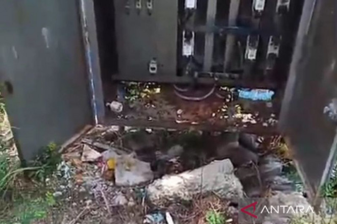 Lokasi penemuan jenazah balita empat tahun di Kota Jambi, setelah hilang selama seminggu, jenazahnya ditemukan di bawah gardu listrik, Minggu (6/10/2024). (ANTARA/Tuyani)