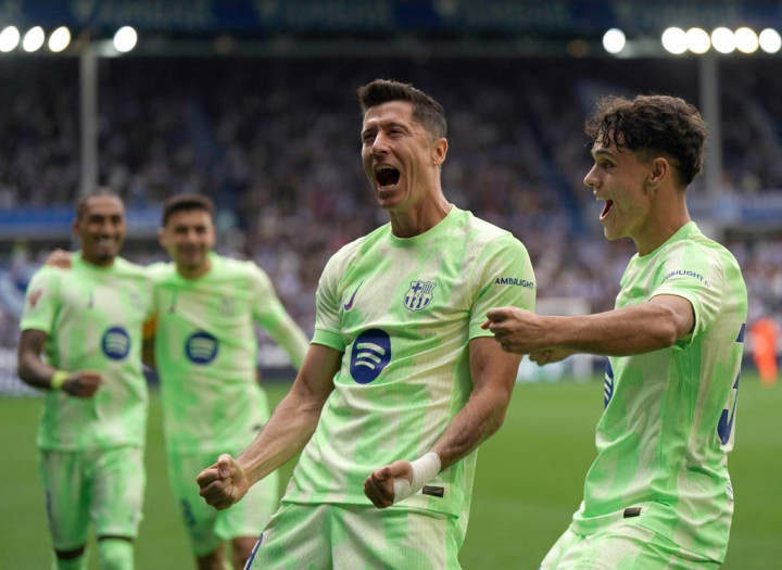 Hattrick Robert Lewandowski Bawa Barca Hancurkan Alaves