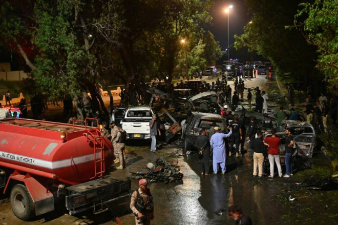 Petugas memeriksa lokasi ledakan di dekat bandara Karachi, Pakistan, 6 Oktober 2024. (AFP)