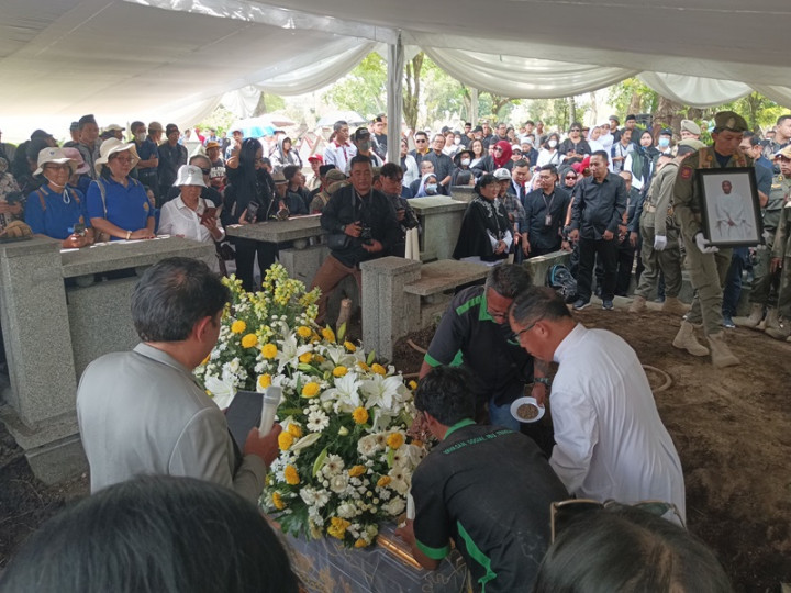 Romo Benny Diantarkan ke Peristirahatan Terakhir