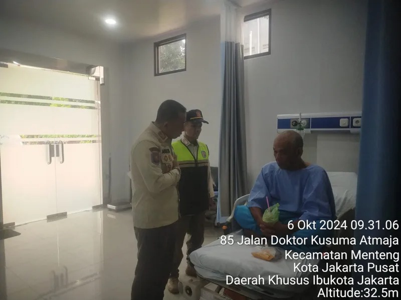 Satpol PP DKI Jakarta berhasil mengevakuasi seorang pria berinisial A, 66, yang melakukan percobaan bunuh diri di kolam Bundaran HI. (dok satpol pp