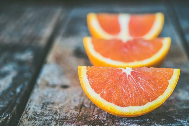 Jeruk merupakan buah yang dapat dikonsumsi untuk menurunkan berat badan. (Foto: Ilustrasi/Dok. Pexels.com)