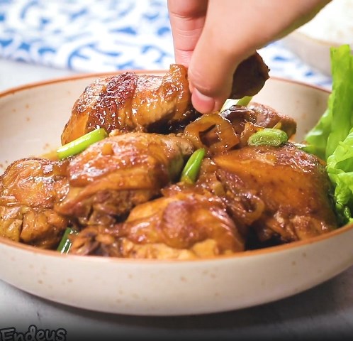 Mau buat hidangan spesial untuk keluarga? Kamu bisa mengolah ayam jadi ayam kecap. (Foto: Dok. Endeus TV)