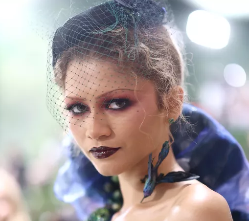 Zendaya tampil gotic dengan alis berbentuk micro sculpted. (Foto: Dok. Mike Coppola/MG24/Getty Images/InStyle)