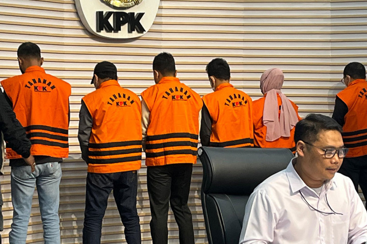 Foto Terpopuler: Gubernur Sahbirin Noor Jadi Tersangka OTT KPK, SHI Mengadu ke DPR