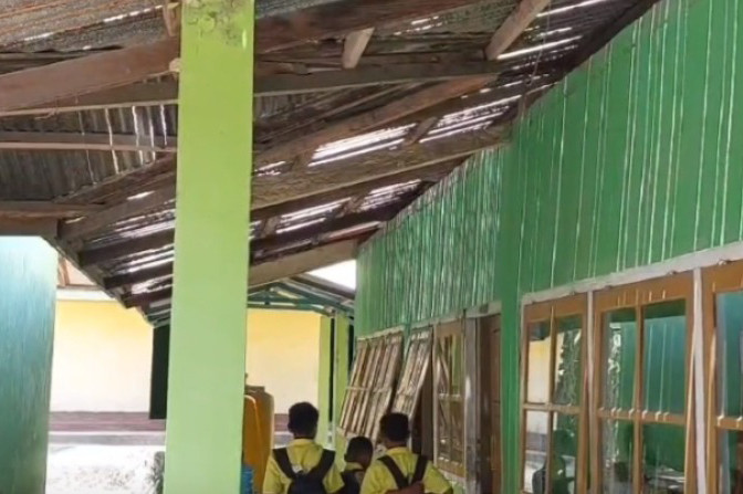 Atap SD Inpres Wolorona Rusak Berat akibat Erupsi Gunung Lewotobi