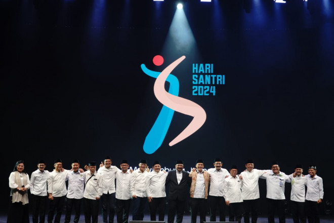 Menag ?Yaqut Cholil Qoumas (berjas hitam) merilis logo Hari Santri 2024 bersama jajaran Kemenag di acara Religion Festival di JIExpo Kemayoran, Jakarta. Foto: Dok/Humas Kemenag.