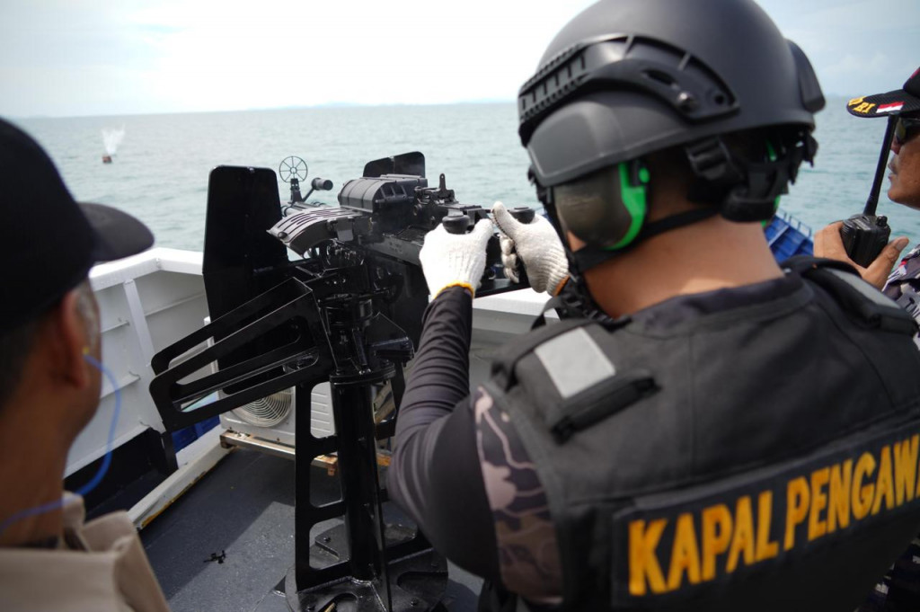 Kementerian Kelautan dan Perikanan (KKP) melatih Awak Kapal Pengawas dalam menggunakan, mengoperasikan dan menguasai persenjataan. Dokumentasi/ KKP.