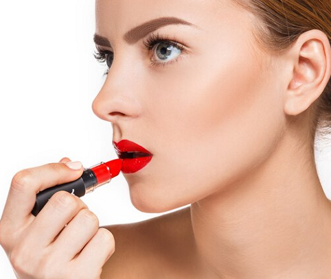 Lipstik matte kerap menjadi andalan karena teksturnya yang ringan dan mudah diaplikasikan. (Foto: Ilustrasi. Dok. Freepik.com)