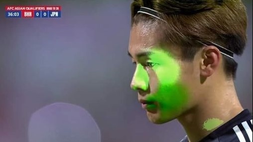Suporter Bahrain ganggu pemain Jepang dengan laser hijau. ist