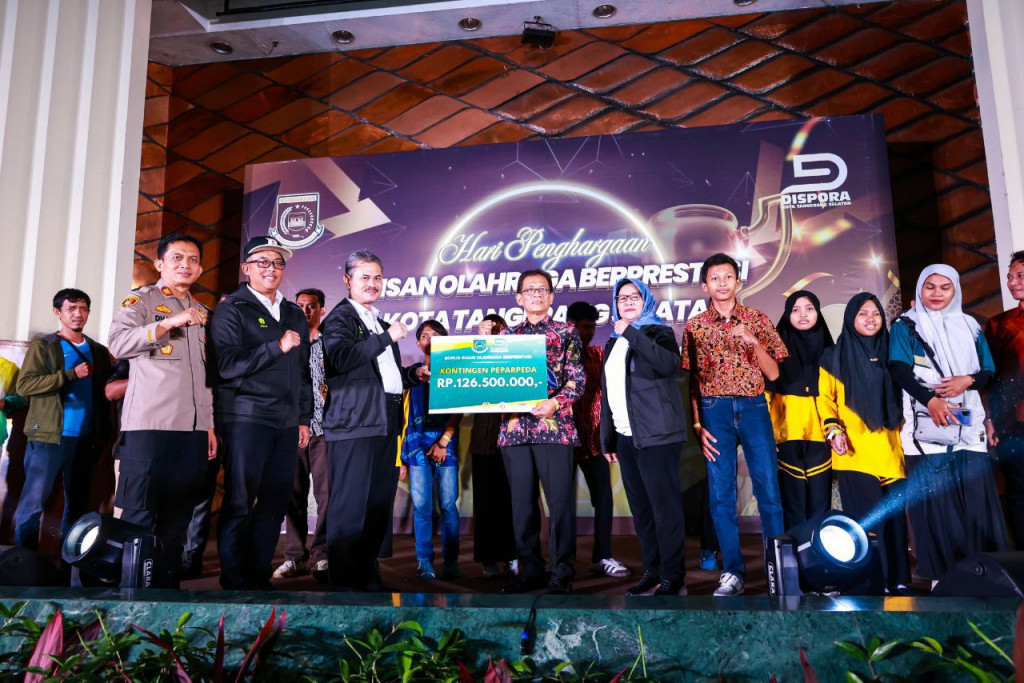 Pjs Wali Kota Tangerang Selatan, Tabrani, memberikan penghargaan kepada para atlet yang berprestasi. Dokumentasi/ istimewa