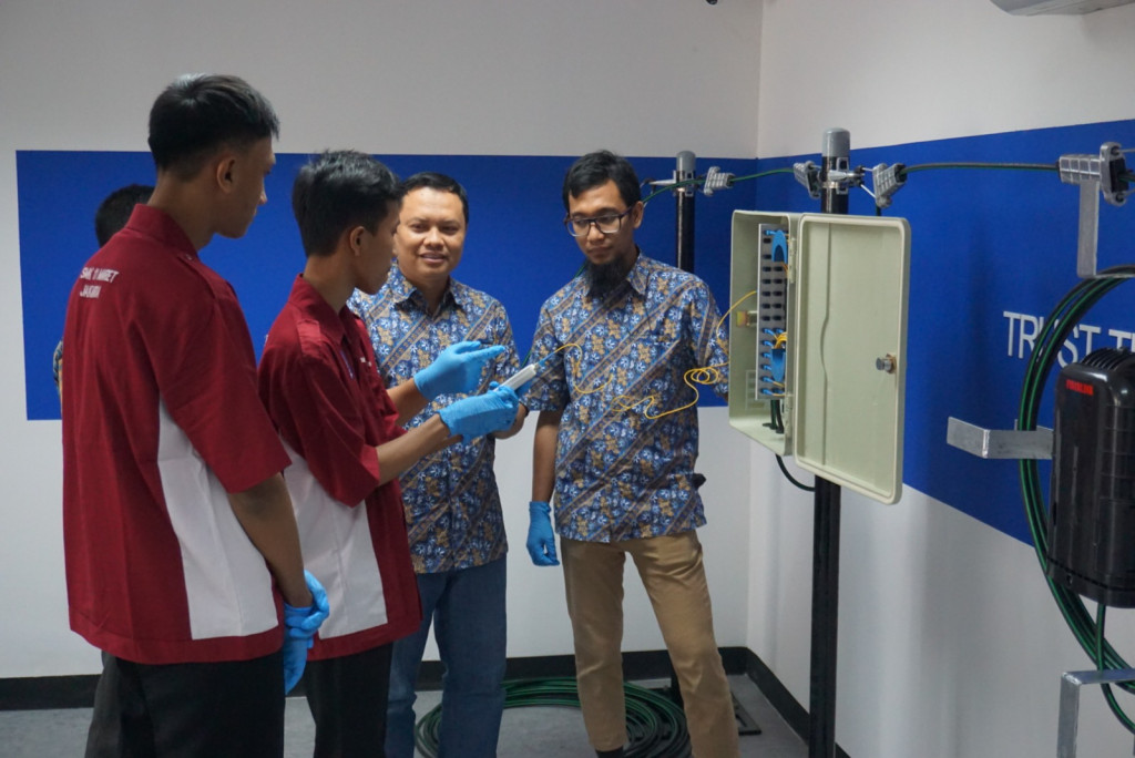 Siswa SMK diberi pelatihan terkait fiber optic/Istimewa