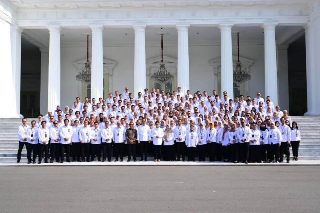 Purnatugas, Jokowi dan Iriana Pamit dengan Keluarga Besar Istana