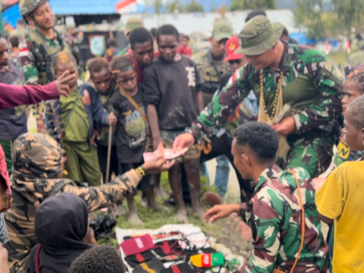 Tak Hanya Jaga Perbatasan, TNI Borong Kerajinan Warga Kampung Mamba