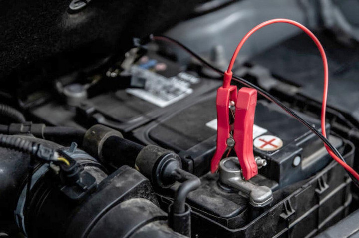 Cara Jumper Aki Mobil dengan Aman Dalam Kondisi Darurat