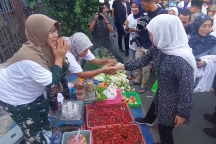 Blusukan ke Pasar, Khofifah Berburu Dukungan Masyarakat