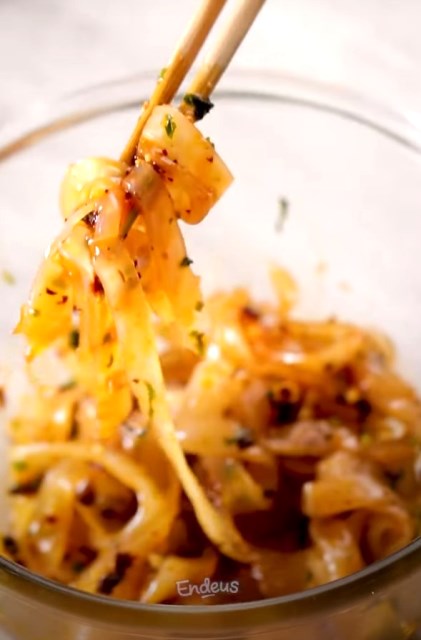 Simak resep Rice Paper Chili Oil Noodle yang pasti lezat. (Foto: Dok. Endeus TV)