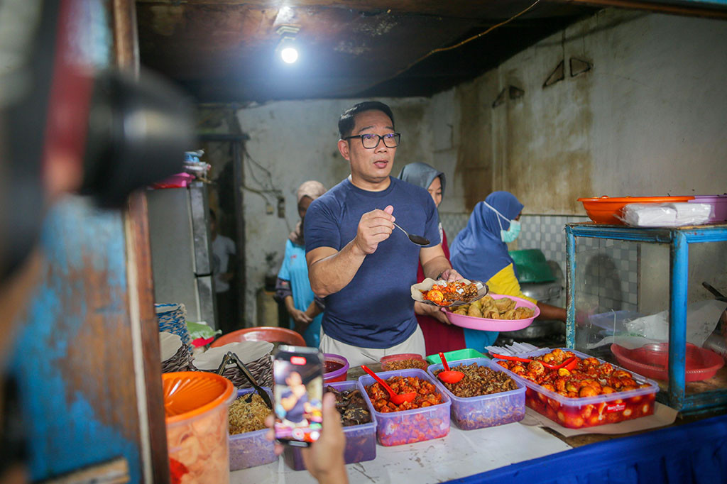 Saat Ridwan Kamil Jadi Penjual Nasi Uduk Dadakan