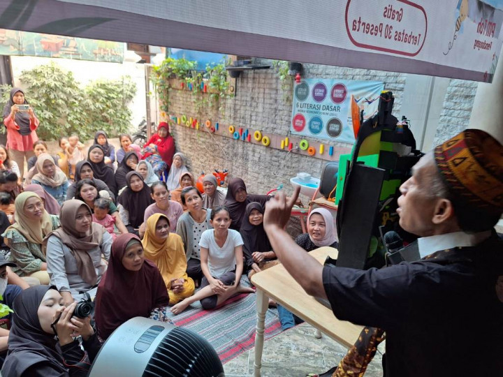 PM Toh Ajarkan Teknik Mendongeng kepada Ibu-ibu