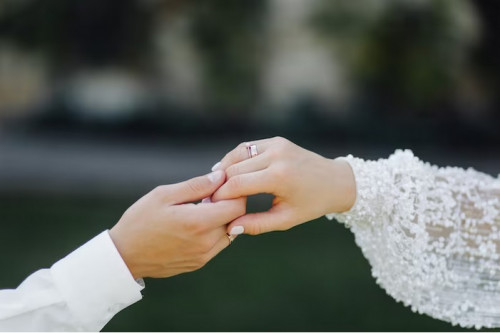 Tren <i>Marriage is Scary</i>, Dosen Psikologi Unesa Bagikan Tips Agar Tak Khawatir Menikah