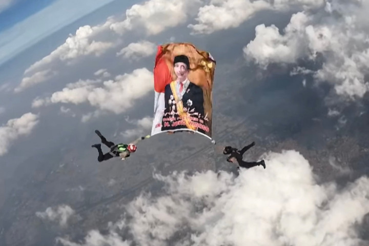 Momen Penerjun Payung Kibarkan Foto Raksasa Jokowi dan Prabowo