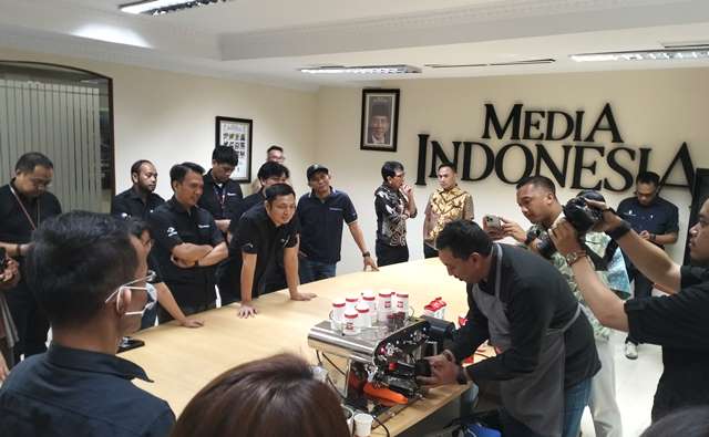 Accor Greater Jakarta Hotels melakukan media visit ke Medcom.id dan serunya mengadakan lomba membuat latte art kopi. (Foto: Dok. Medcom.id/Yatin Suleha)