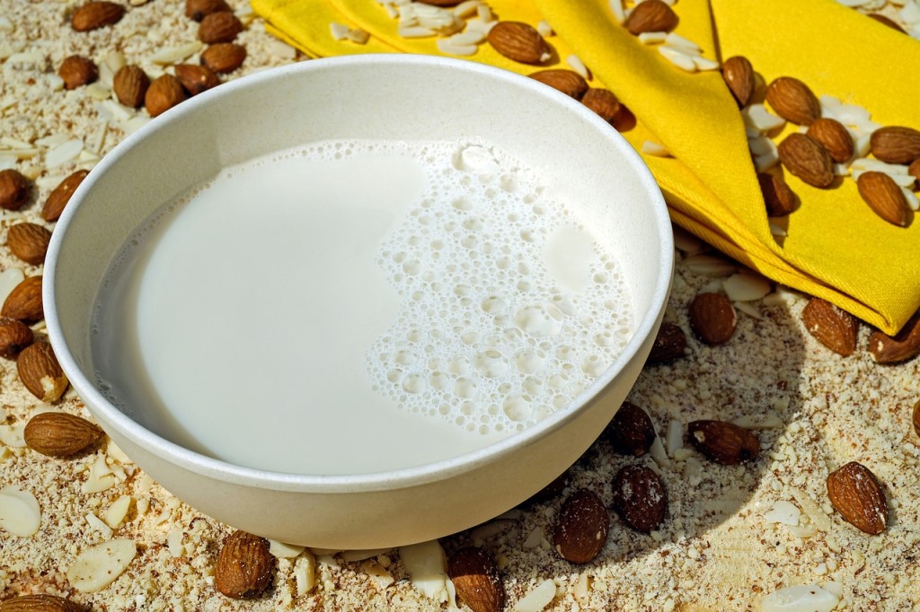 Ilustrasi Susu Almond (Gambar oleh Couleur dari Pixabay)