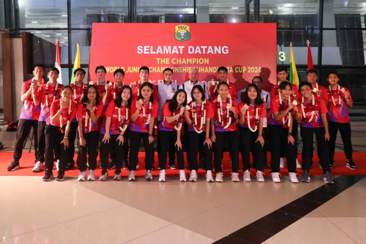Bawa Pulang Piala Suhandinata, Tim Bulu Tangkis Junior Indonesia Disambut Meriah