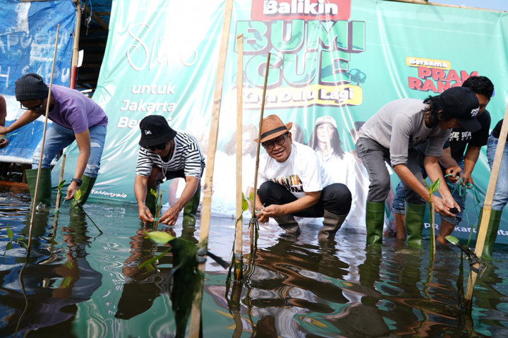 Pramono Tanam Mangrove di Pantai Marunda Bareng Slank