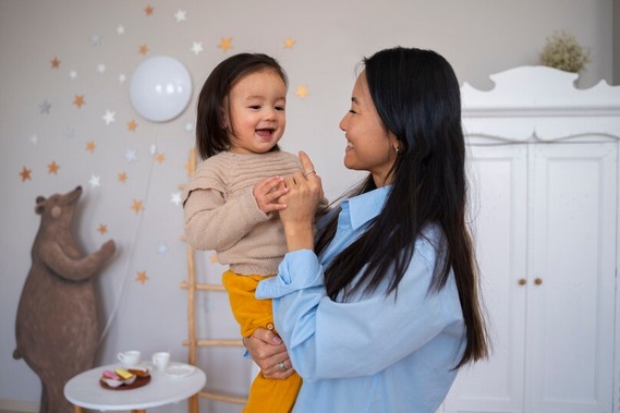Orang tua dapat menerapkan pola asah, asih, dan asuh agar anak dapat bertumbuh dan berkembang secara optimal. Ilustrasi: Freepik