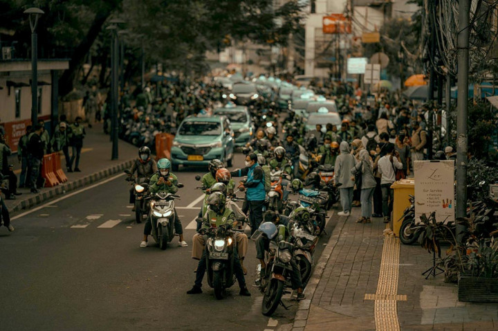Melihat Alasan Masyarakat Indonesia Belum Beralih Ke Motor Listrik