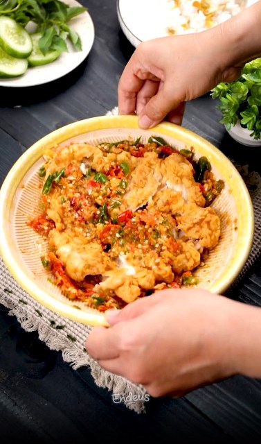 Kamu bisa re-cook resep ayam geprek sambel korek ini lho! Yuk, sontek cara buatnya dari Endeus TV di bawah ini. (Foto: Dok. Endeus TV)