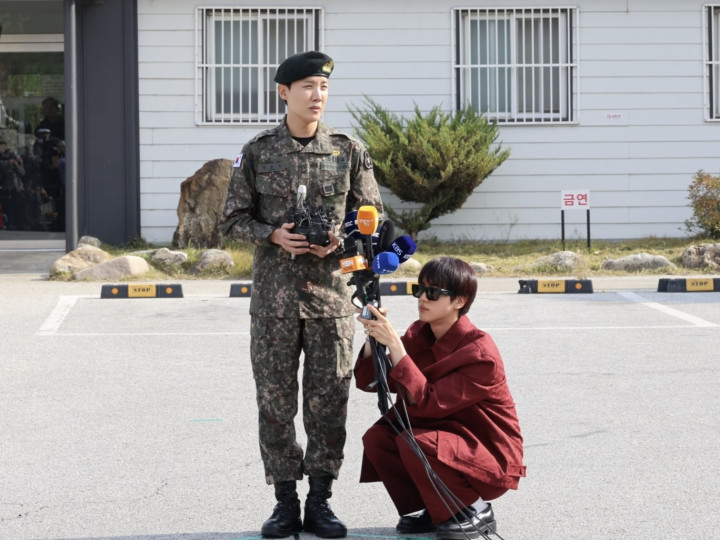 Momen Lucu Jin Pegangi Mik J-Hope di Jumpa Pers Selesai Wamil