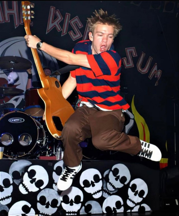 Vokalis SUM 41 Ngaku Dilecehkan Mantan Manajer, Siap Bersumpah di Pengadilan