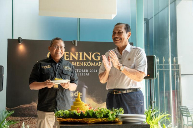 Menko Bidang Kemaritiman Luhut Binsar Pandjaitan dan Direktur Utama PT Pegadaian Damar Latri Setiawan meresmikan The Gade Coffee and Gold di Gedung Kemenkomarves, Jakarta, Kamis, 17 Oktober 2024 (Foto:Dok.Pegadaian)
