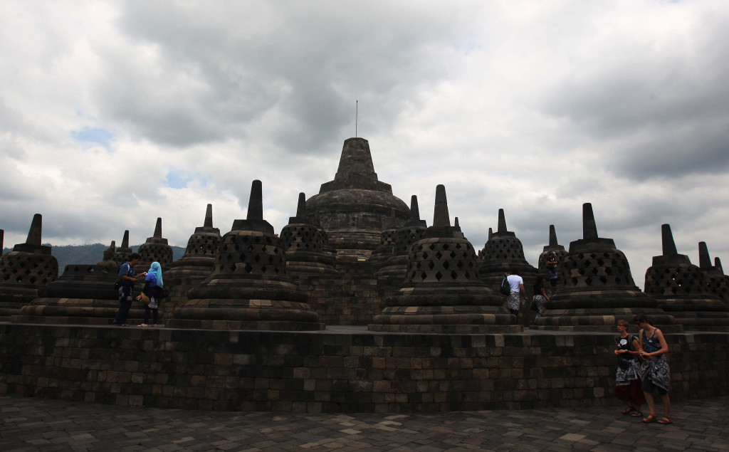 Wisatawan mengunjungi Candi Borobudur. Foto: MI/Ramdani
