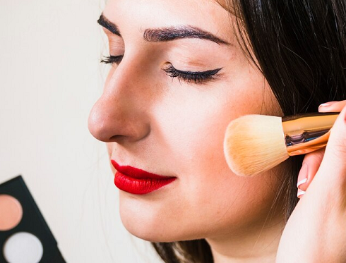 6 Tren Warna Blush On untuk Musim Gugur Rekomendasi Penata Rias