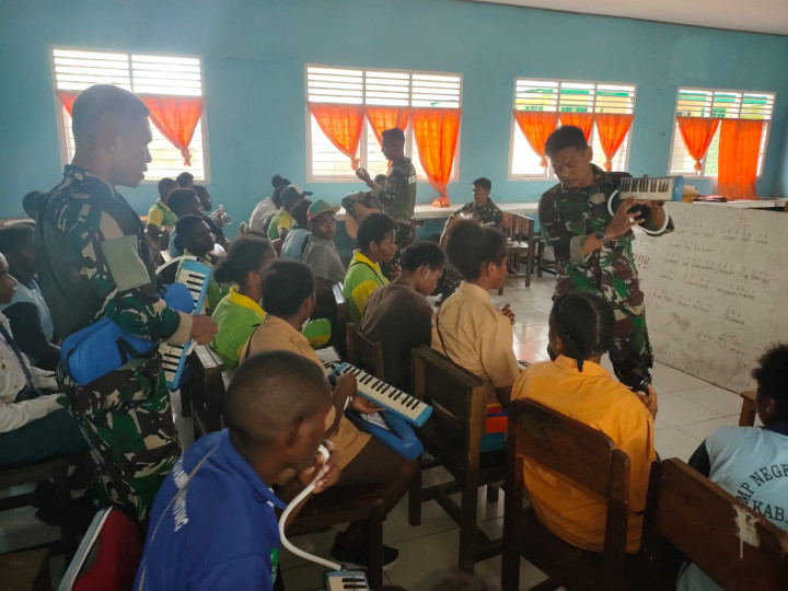 Cara Unik TNI Kedepankan Pendekatan Humanis di Nduga