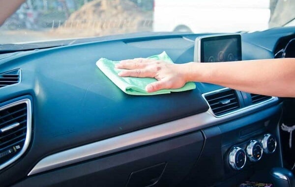 5 Cara Mudah Membersihkan Dashboard Mobil yang Kusam
